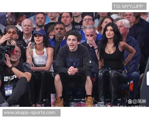 美国演员甜茶佩戴拜仁手套引热议拜仁官推称赞查拉梅懂球